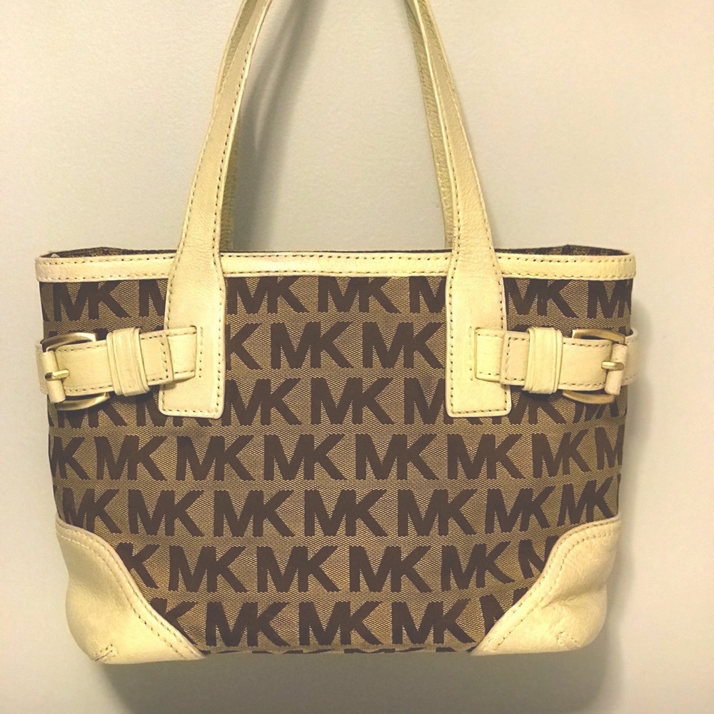 Beautiful MK shoulder bag! Spring is coming 🌻